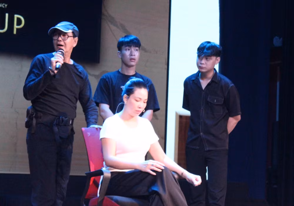 NSƯT Thanh Điền (trái) chỉ đạo dàn dựng vở cải lương Yêu em từ đó.