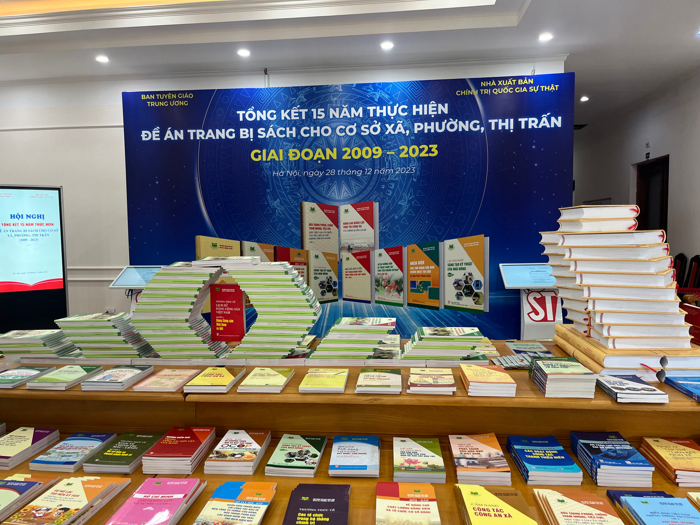 Hàng trăm đầu sách được giới thiệu trong Đề án trang bị sách cho cơ sở xã, phường, thị trấn. Hàng trăm đầu sách được giới thiệu trong Đề án trang bị sách cho cơ sở xã, phường, thị trấn.