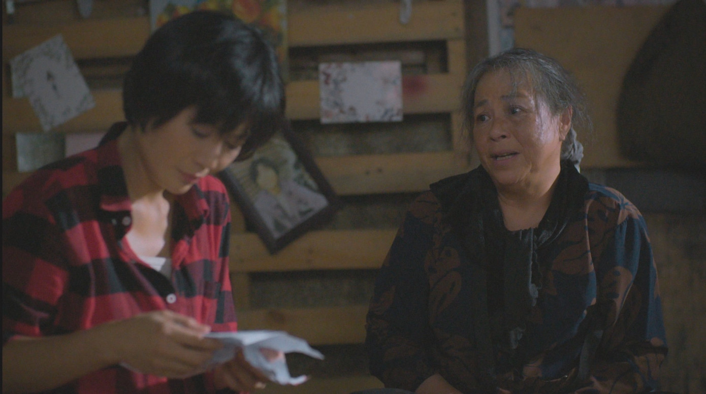 Bà Tình (NSƯT Thanh Quý) đưa hết 150 triệu đồng được con trai báo hiếu cho Luyến (Thanh Hương). Ảnh: CMH.