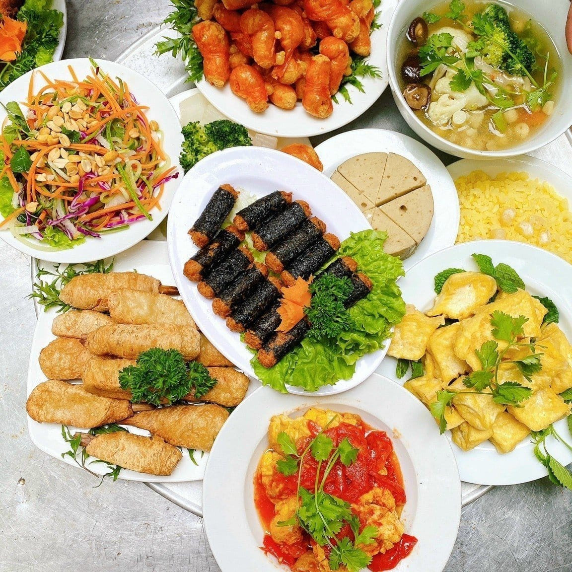 Mâm cỗ chay được chuẩn bị vào Rằm tháng 7.