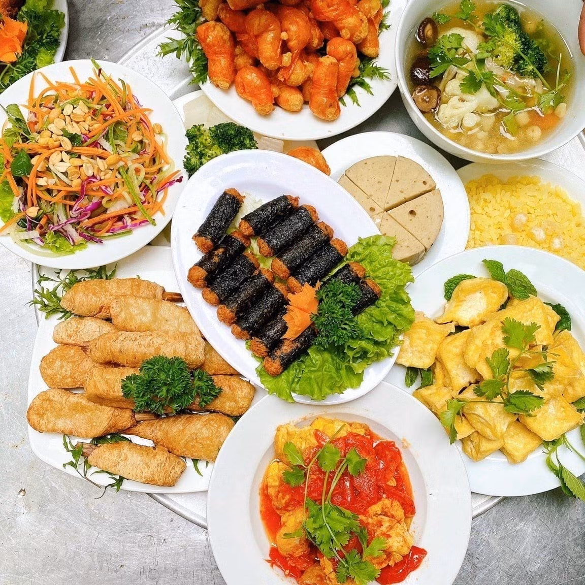 Mâm cỗ chay được chuẩn bị vào Rằm tháng 7.