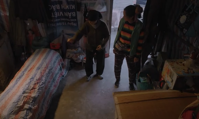 Bình (Minh Cúc) hết hồn khi căn phòng định thuê lại có hẳn chiếc quan tài. Ảnh: CMH.