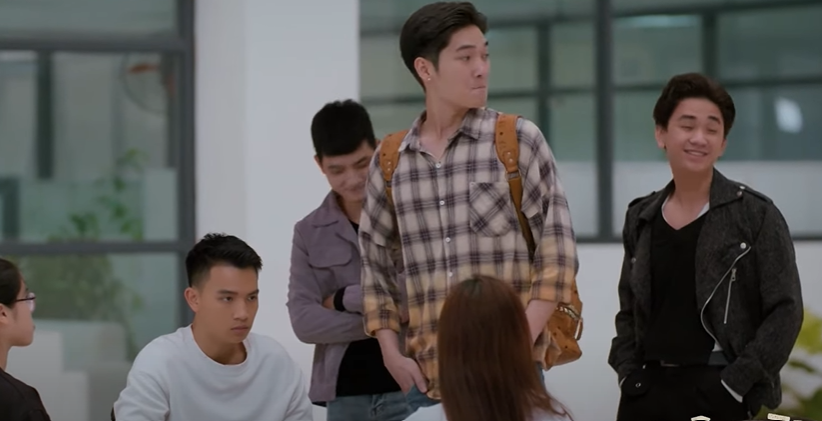 Bạn của Thạch (Việt Hoàng) dè bỉu Thạch và công việc của ông Lưu (NSƯT Hoàng Hải). Ảnh: CMH.