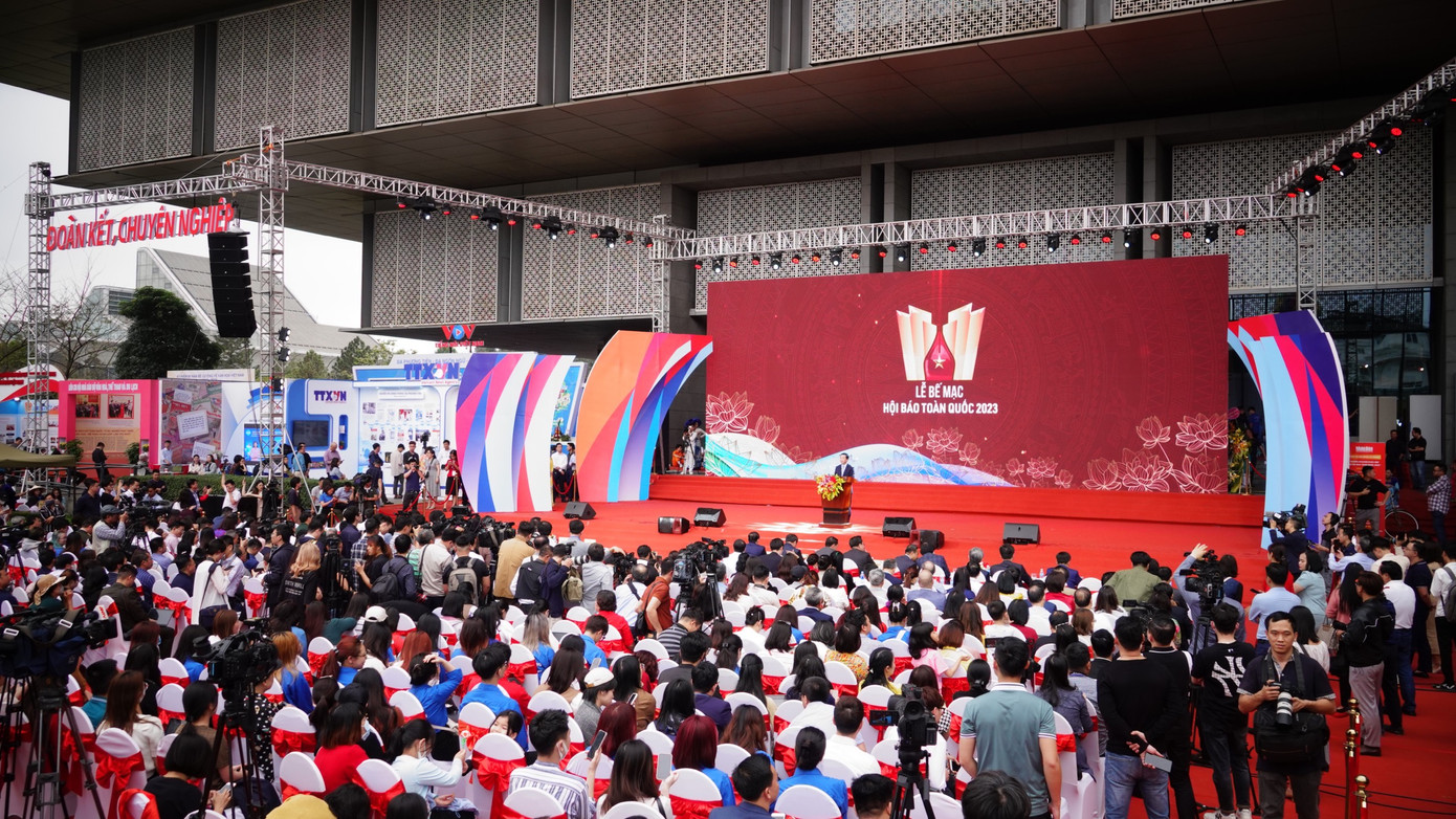 Hội báo toàn quốc 2023 thu hút đông đảo người làm báo, độc giả tới giao lưu và tham quan các gian trưng bày. Ảnh: NHƯ Ý. Hội báo toàn quốc 2023 thu hút đông đảo người làm báo, độc giả tới giao lưu và tham quan các gian trưng bày. Ảnh: NHƯ Ý.