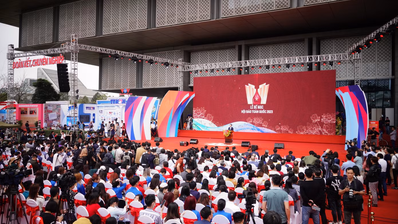 Hội báo toàn quốc 2023 thu hút đông đảo người làm báo, độc giả tới giao lưu và tham quan các gian trưng bày. Ảnh: NHƯ Ý.