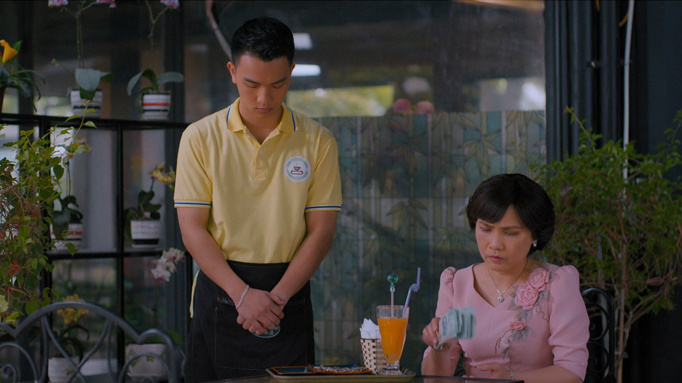 Mối tình "gà bông" của Thạch (Việt Hoàng) và Nga (Hà Đan) gặp nhiều ngăn cấm của bà Hòa (Anh Thơ). Ảnh: CMH. Mối tình "gà bông" của Thạch (Việt Hoàng) và Nga (Hà Đan) gặp nhiều ngăn cấm của bà Hòa (Anh Thơ). Ảnh: CMH.