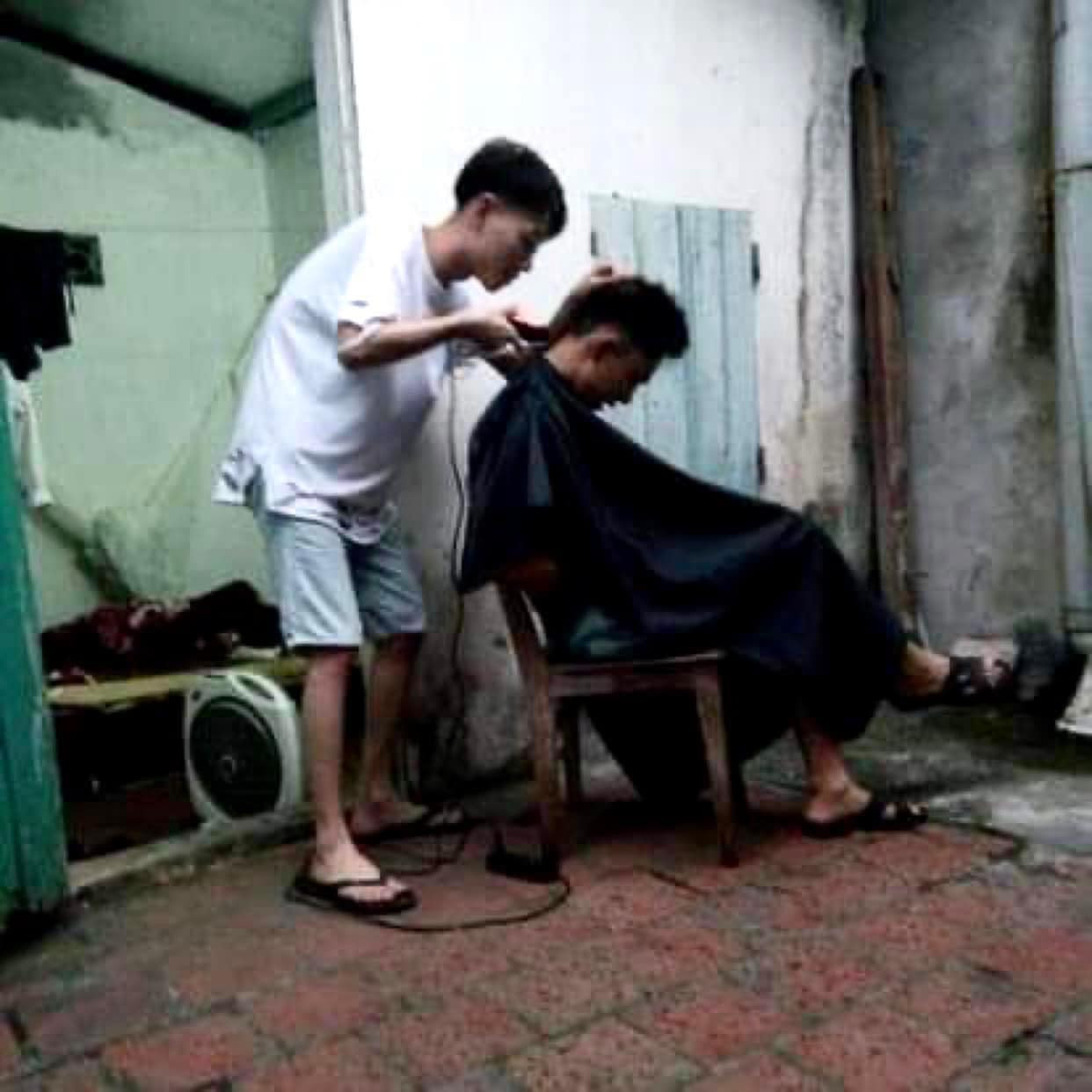 Nghề cắt tóc trở thành nguồn thu và nuôi dưỡng đam mê âm nhạc của Double2T.