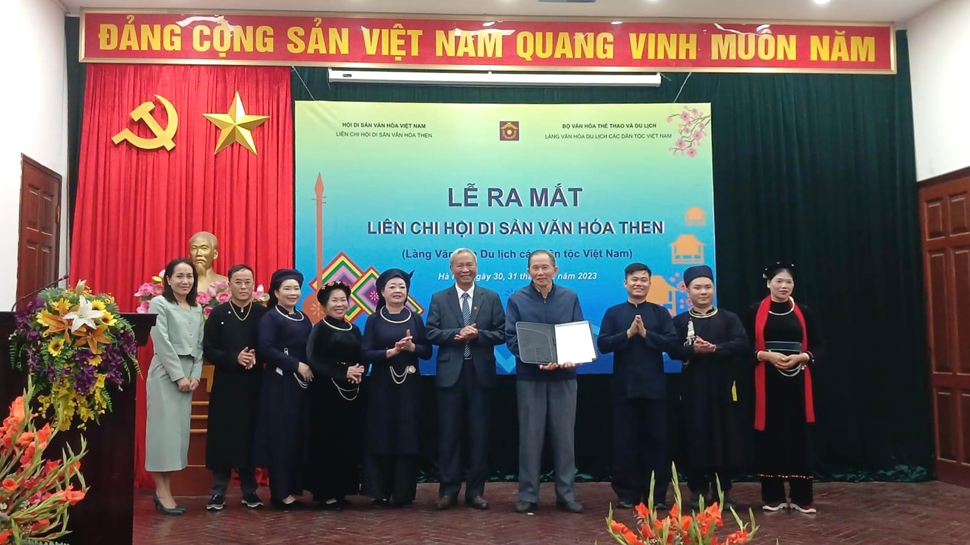Ông Vi Hồng Nhân - nguyên Vụ trưởng Vụ Văn hóa dân tộc (Bộ VHTTDL) - là Chủ tịch liên chi hội Di sản văn hóa Then. Ông Vi Hồng Nhân - nguyên Vụ trưởng Vụ Văn hóa dân tộc (Bộ VHTTDL) - là Chủ tịch liên chi hội Di sản văn hóa Then.