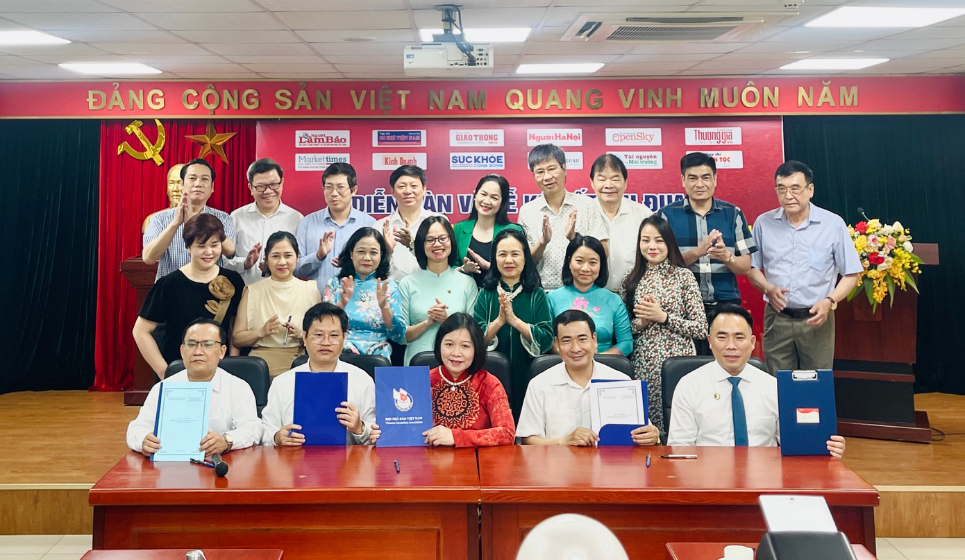 Đại diện lãnh đạo 13 tạp chí ký kết thi đua xây dựng môi trường văn hóa trong cơ quan báo chí. Đại diện lãnh đạo 13 tạp chí ký kết thi đua xây dựng môi trường văn hóa trong cơ quan báo chí.