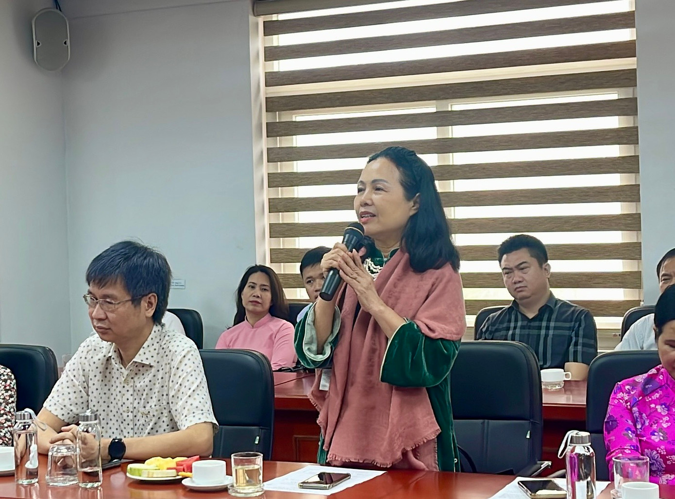 Bà Nguyễn Thùy Dương chia sẻ kinh nghiệm xây dựng môi trường văn hóa. Bà Nguyễn Thùy Dương chia sẻ kinh nghiệm xây dựng môi trường văn hóa.