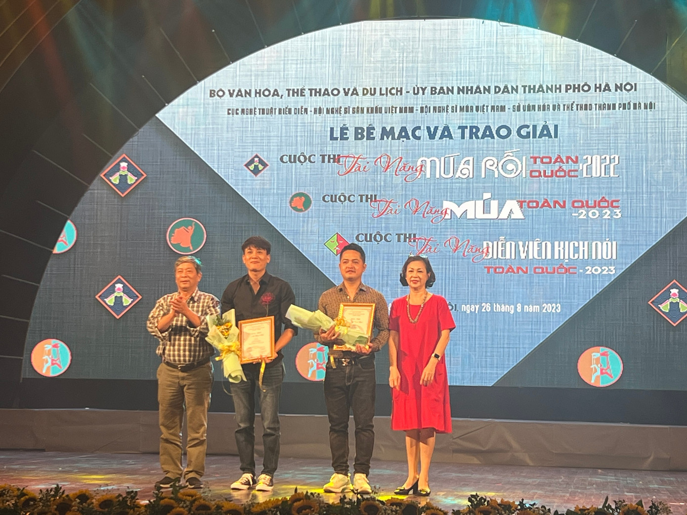 Hai diễn viên xuất sắc nhất được trao giải Nhất của Cuộc thi Tài năng Múa rối toàn quốc 2022.