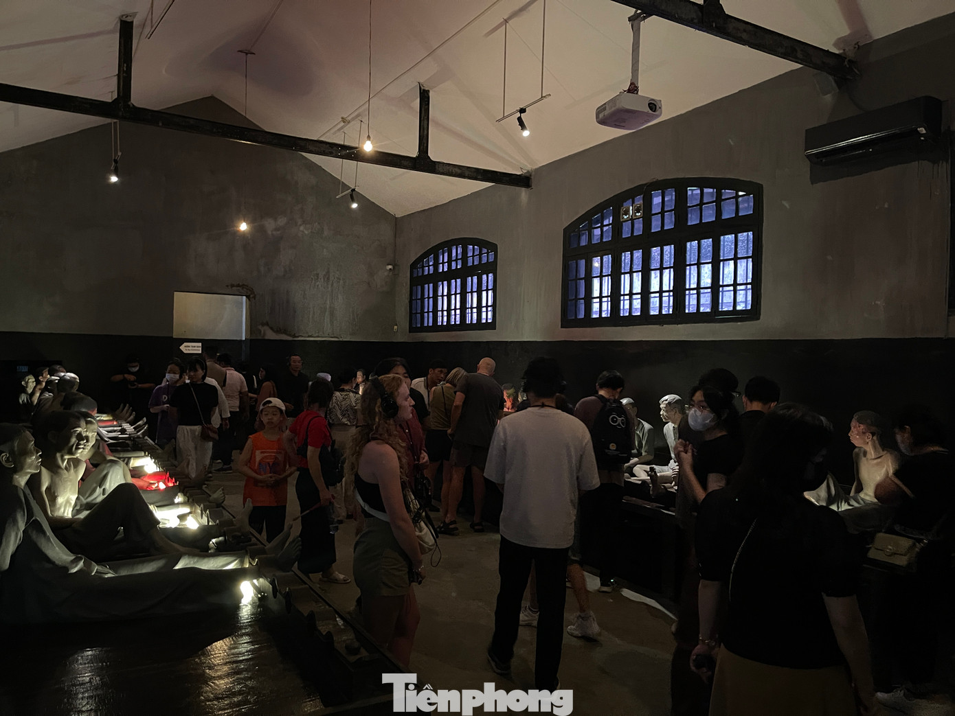 Đối với du khách nước ngoài, đặc biệt những người đam mê, học tập, làm việc liên quan đến lịch sử, Nhà tù Hỏa Lò là địa điểm phải đến tại Hà Nội. "Tôi cảm thấy rất đặc biệt và hứng thú khi được tham quan Di tích nhà tù Hỏa Lò. Đây chắc chắn là một trong những trải nghiệm thú vị nhất của tôi khi ở Hà Nội", anh Olli Nordling (35 tuổi, Phần Lan) chia sẻ với Tiền Phong.