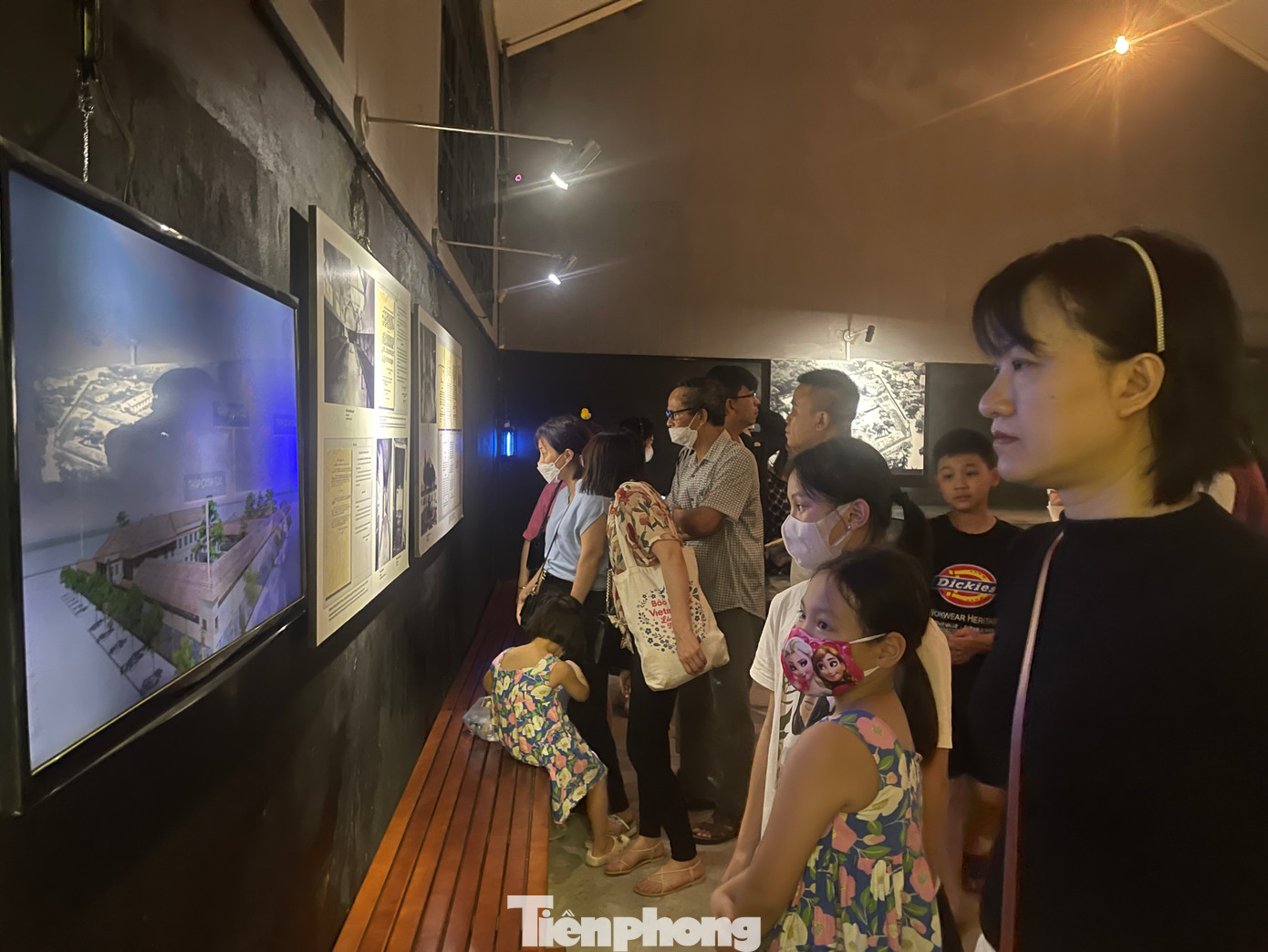 Di tích Nhà tù Hỏa Lò thu hút nhiều du khách tham quan, tìm hiểu về những giai đoạn lịch sử hào hùng. Tham quan Nhà tù Hỏa Lò, ông Dương Đình Hậu (43 tuổi, Hà Nội) tự hào về ông cha ta, tự hào về dân tộc luôn chiến đấu để bảo vệ Tổ quốc. "Tôi đưa con, cháu đến đây để tìm hiểu về lịch sử, về nguồn gốc của Việt Nam, tìm hiểu cuộc chiến tranh chống Mỹ và cũng muốn để cho các cháu được mở mang về lịch sử hào hùng của dân tộc", ông Hậu nói.