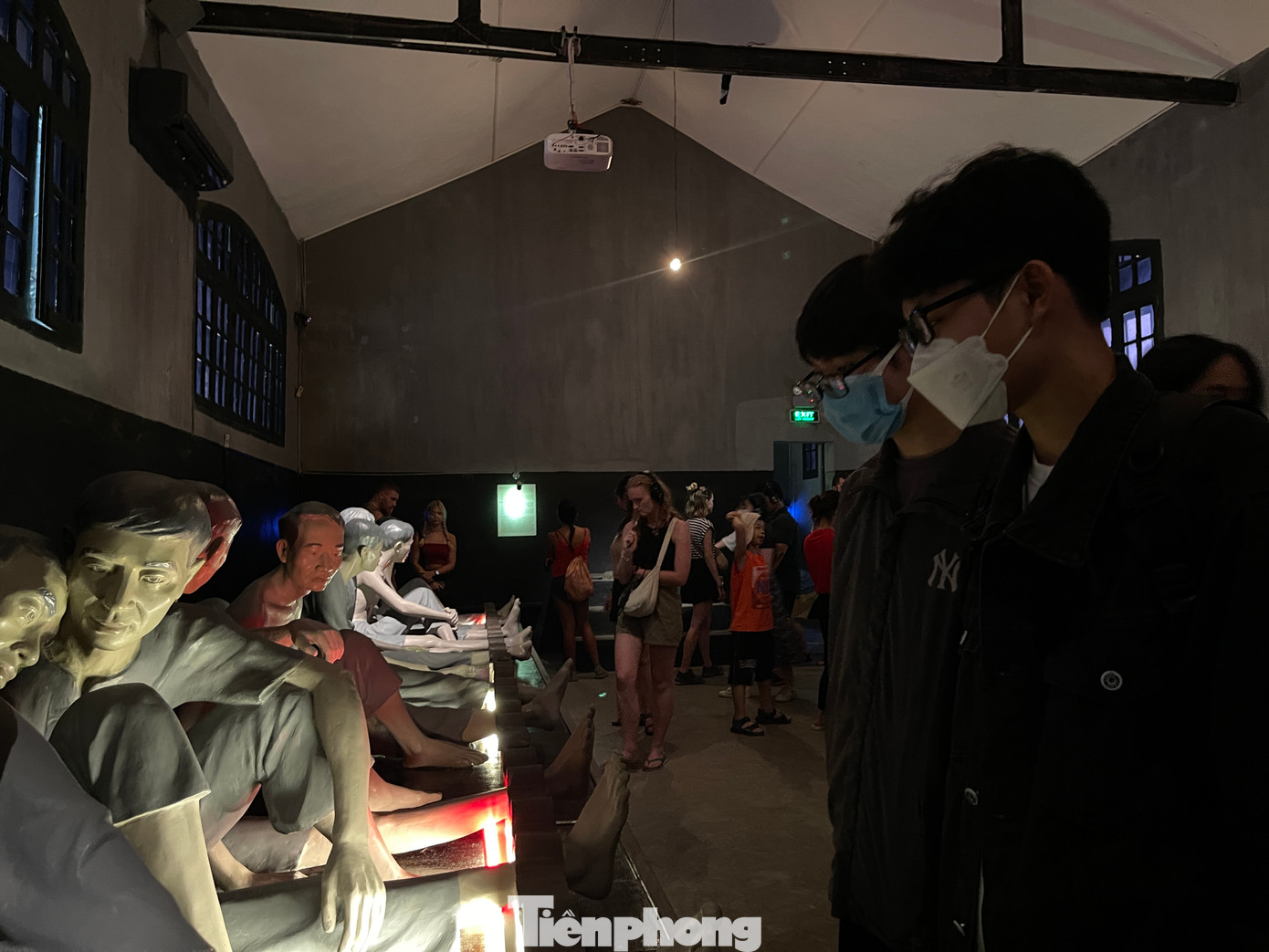 Trước đó, đại diện Ban quản lý Di tích Nhà tù Hỏa Lò cho biết tháng 3, di tích đón 60.000 lượt khách (khoảng 2.000 khách mỗi ngày). Di tích hút khách nhờ không ngừng đổi mới các tour tham quan và chú trọng truyền tải các thông điệp, câu chuyện lịch sử bằng hình thức mới lạ, trẻ trung. Tình trạng "cháy vé" diễn ra thường xuyên.