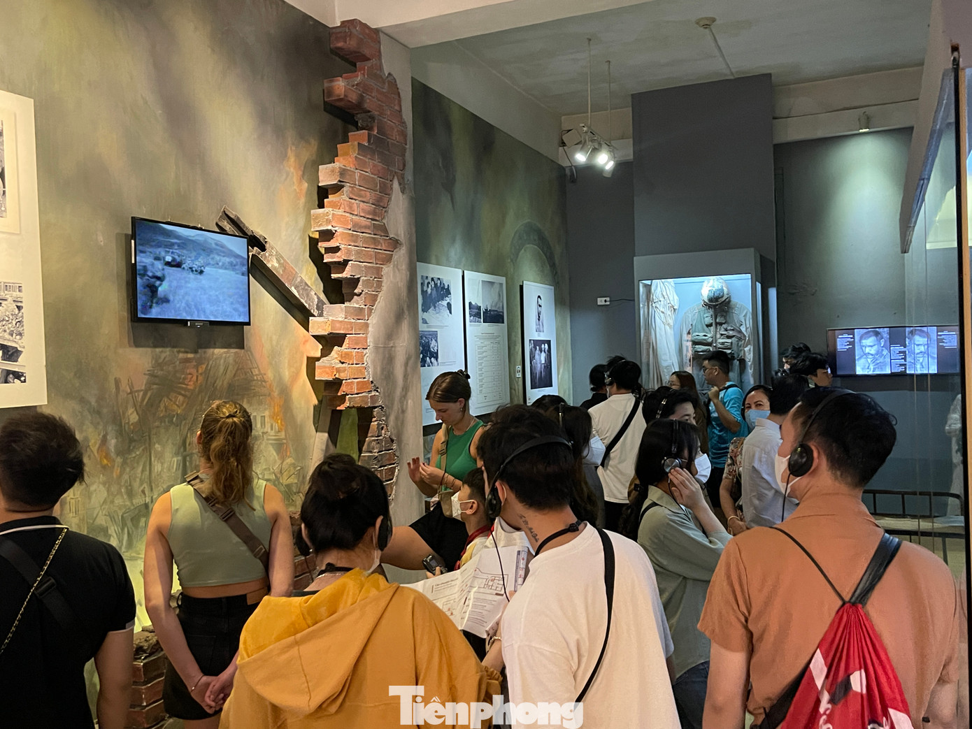 Nhà tù Hỏa Lò là nơi giam cầm và đày ải về thể xác và tinh thần của hàng nghìn chiến sĩ yêu nước, cách mạng Việt Nam. Khi mới xây dựng, diện tích nhà tù Hỏa Lò lên đến 12.000 m2. Ngày nay, nhà tù chỉ còn lại khoảng 2.434 m2, được bảo tồn để làm khu di tích, trưng bày phục vụ khách tham quan.