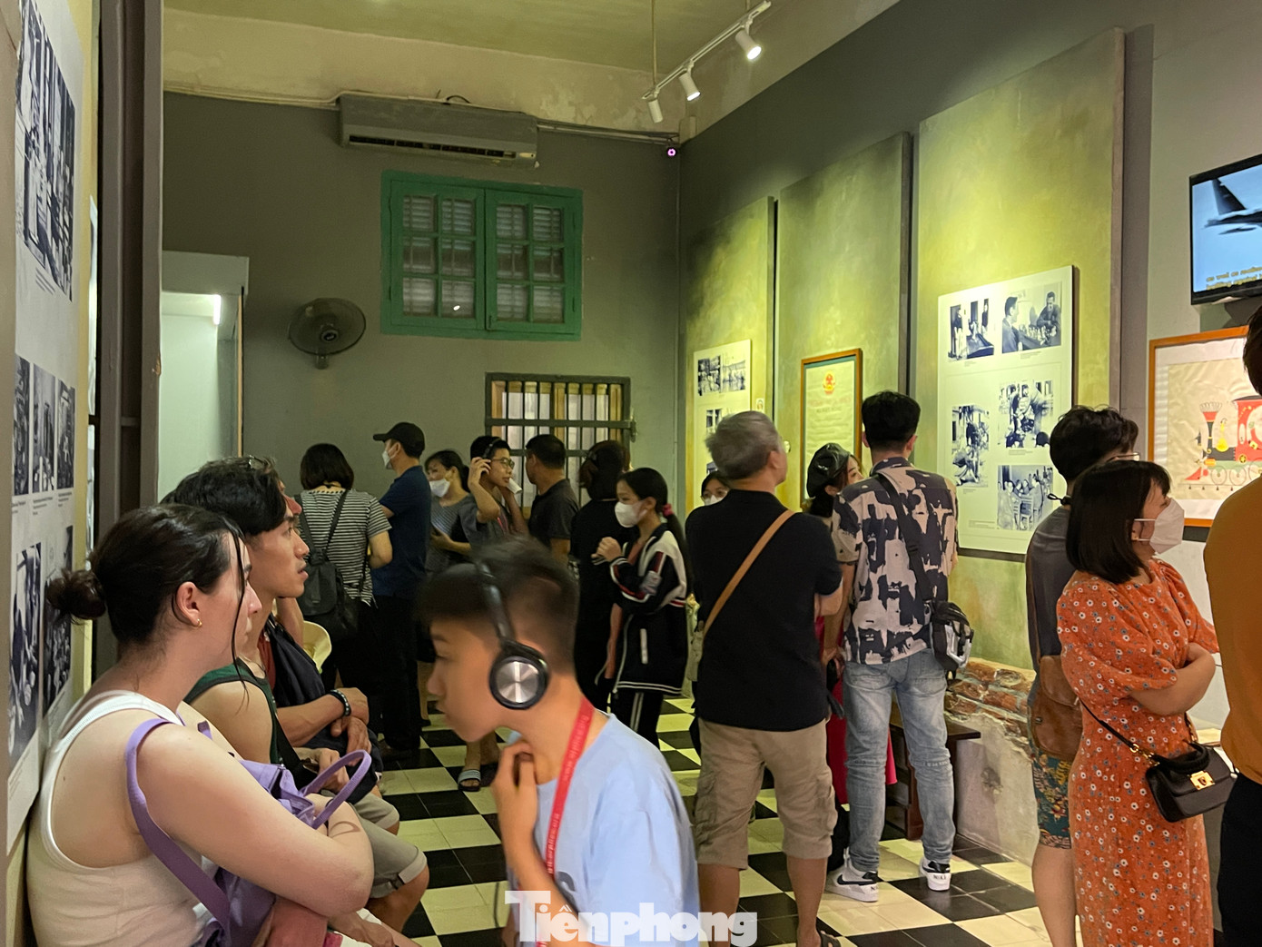 Mỗi máy thuyết minh có giá thuê 50.000 đồng/chiếc. Tại khu vực tham quan, để nghe thông tin, giới thiệu về khu trưng bày du khách chỉ cần bấm số tương ứng với từng phòng, máy sẽ phát nội dung liên quan về điểm trưng bày.