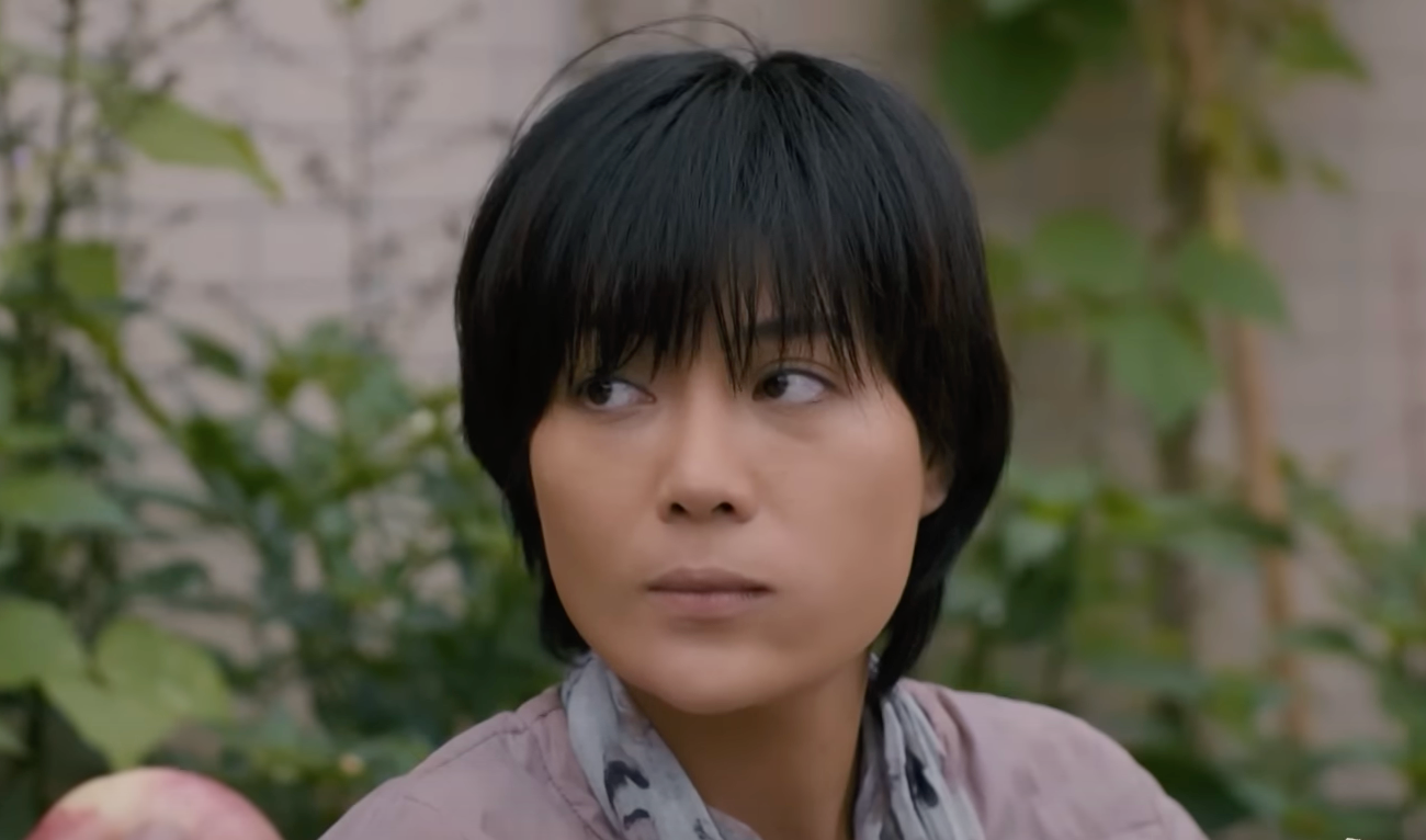 Luyến (Thanh Hương) bất ngờ khi Lưu (NSƯT Hoàng Hải) quan tâm mình. Ảnh: CMH.