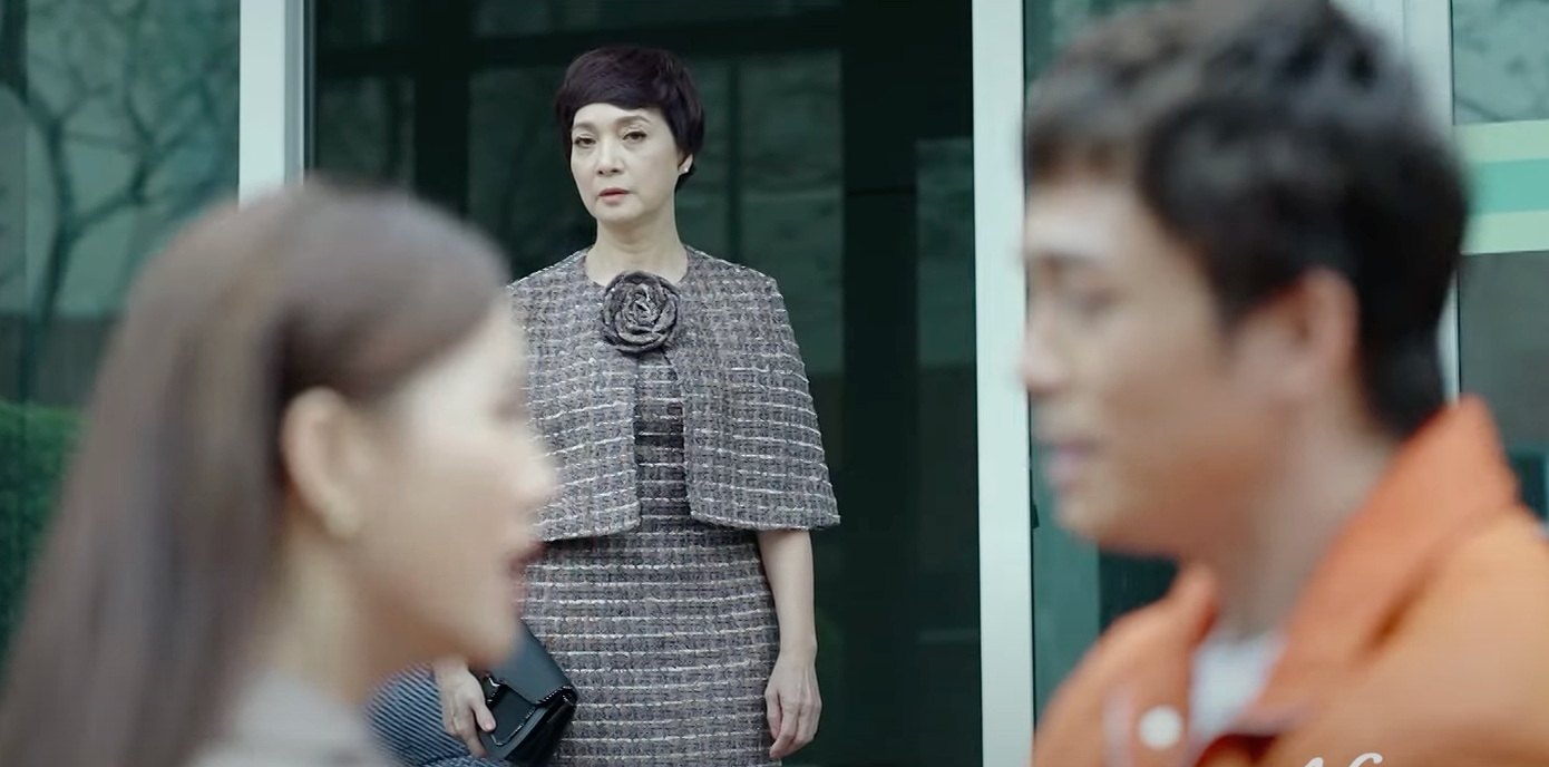 Bà Lan (NSND Lê Khanh) bắt gặp cả hai đôi co trước cửa công ty. Ảnh: CMH. Bà Lan (NSND Lê Khanh) bắt gặp cả hai đôi co trước cửa công ty. Ảnh: CMH.