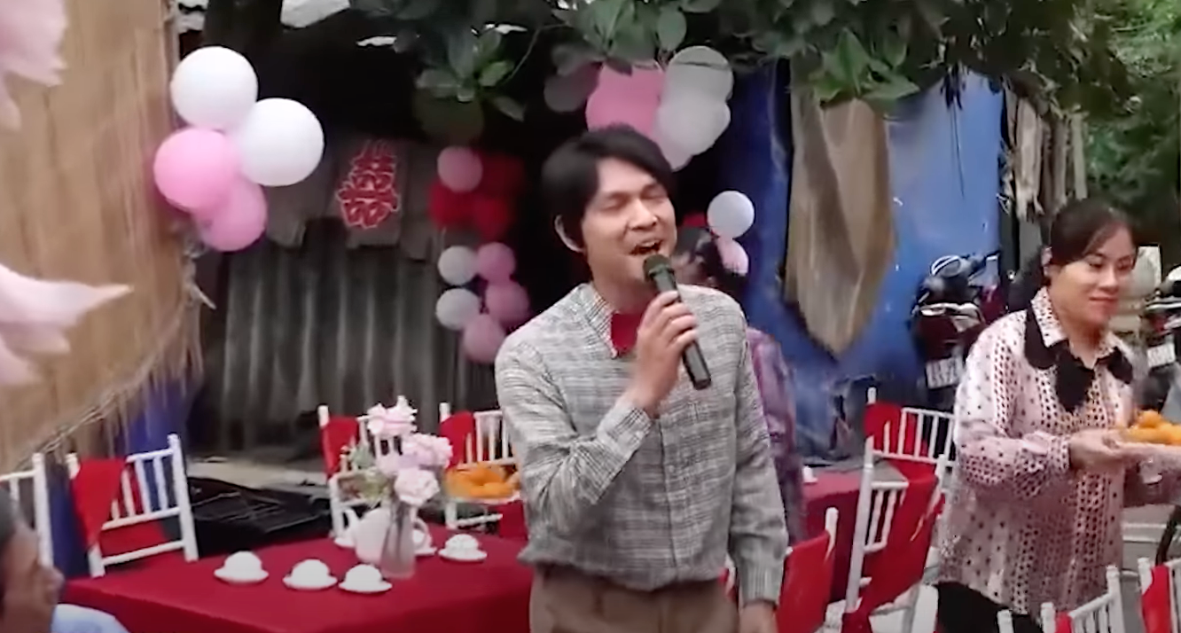 Xóm trọ rực rỡ trong ngày cưới của thành viên xóm trọ. Ảnh: CMH.