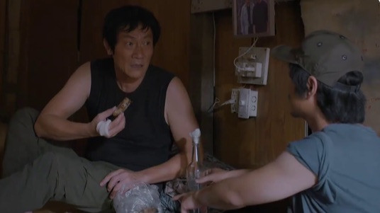 Điền (Tô Dũng) khuyên Lưu (NSƯT Hoàng Hải) lấy Luyến (Thanh Hương) ngay đi. Ảnh: CMH.