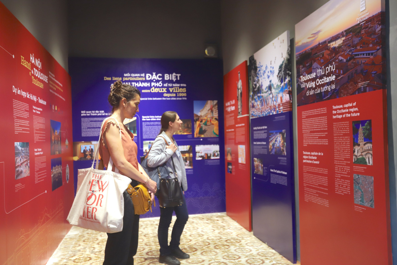 Du khách tham quan buổi trưng bày Từ lòng đất đến bảo tàng: Hành trình của hiện vật. Ảnh: Minh An. Du khách tham quan buổi trưng bày Từ lòng đất đến bảo tàng: Hành trình của hiện vật. Ảnh: Minh An.