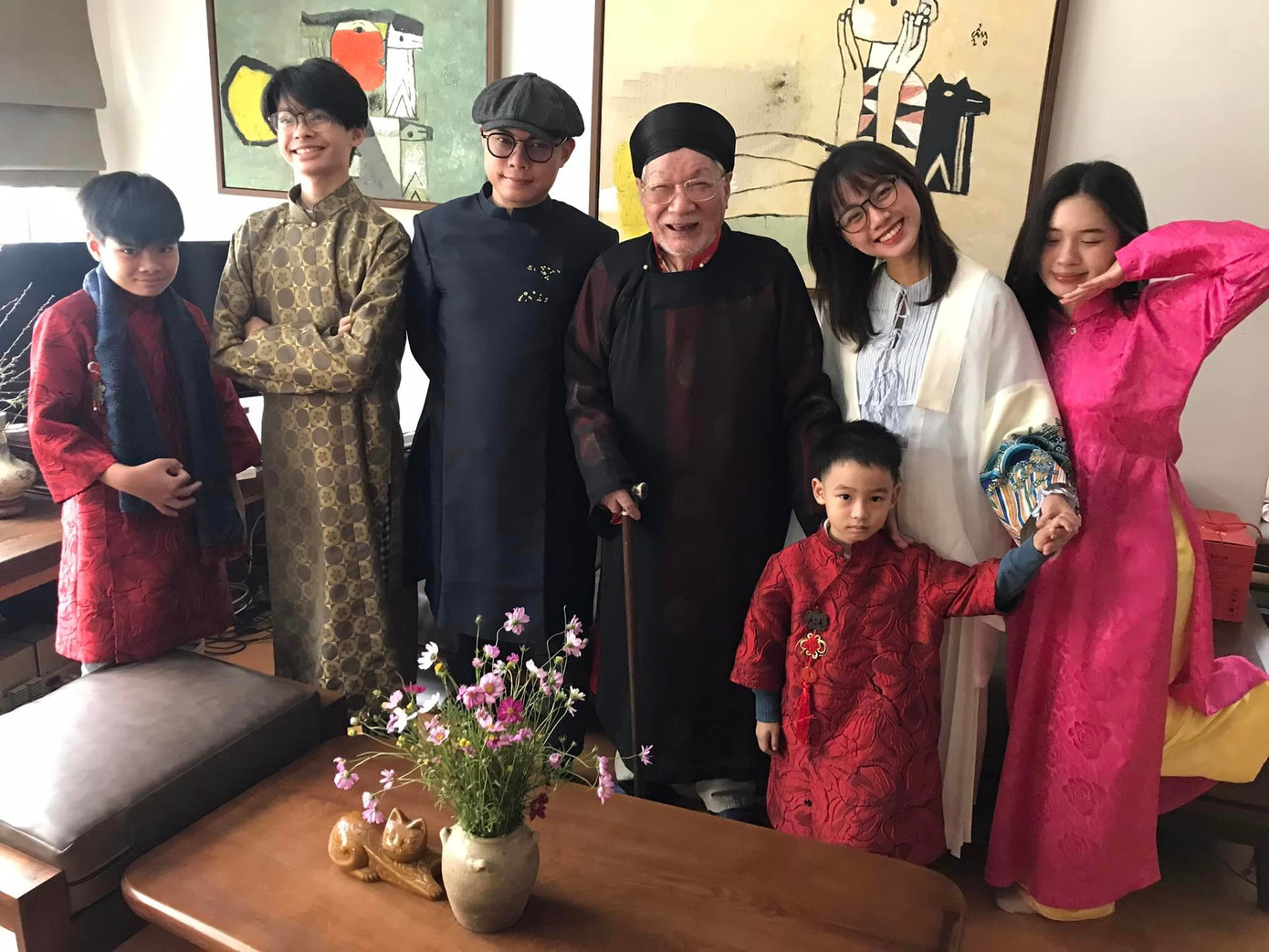 NSND Trần Bảng quây quần bên cháu, chắt.