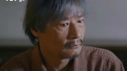 Ông Nhân (NSƯT Võ Hoài Nam) bàng hoàng vì lời nói của con trai cả. Ảnh: CMH. Ông Nhân (NSƯT Võ Hoài Nam) bàng hoàng vì lời nói của con trai cả. Ảnh: CMH.