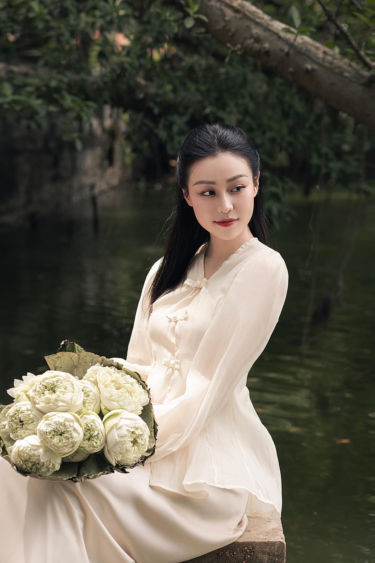 Quỳnh Châu sinh năm 1998, quê Hưng Yên. Cô tốt nghiệp chuyên ngành diễn viên Đại học Sân khấu - Điện ảnh Hà Nội nhưng chủ yếu hoạt động ở sân khấu kịch.