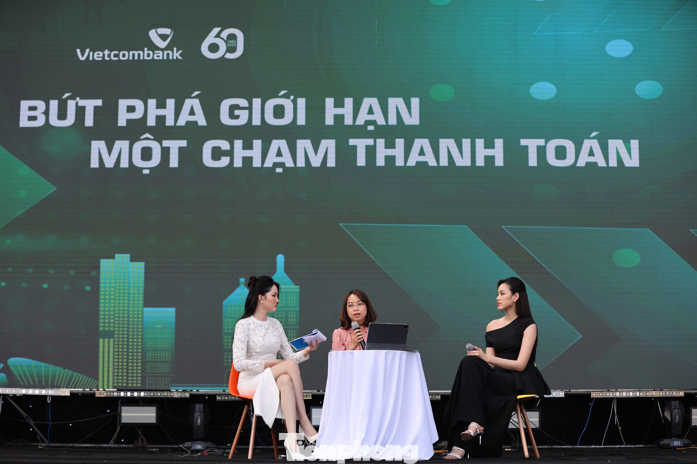 Trong chương trình giao lưu “Sinh viên và cơ hội việc làm trong lĩnh vực tài chính ngân hàng”, Hoa hậu Đỗ Thị Hà cùng thạc sĩ TCNH, Hoa khôi Huỳnh Thúy Vi, bà Nguyễn Thị Thái Hà - Phó Trưởng Ban tổ chức và nhân sự Ngân hàng TMCP Ngoại thương Việt Nam (Vietcombank) giải đáp nhiều thắc mắc xung quanh chủ đề cơ hội việc làm cho sinh viên trong lĩnh vực tài chính - ngân hàng.