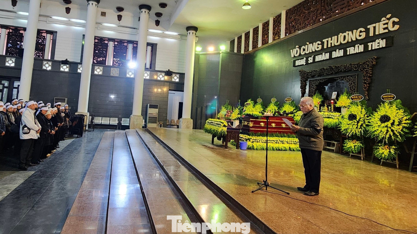 NSƯT Lê Chức đọc điếu văn tiễn biệt NSND Trần Tiến. Ảnh: TRỌNG QUÂN.