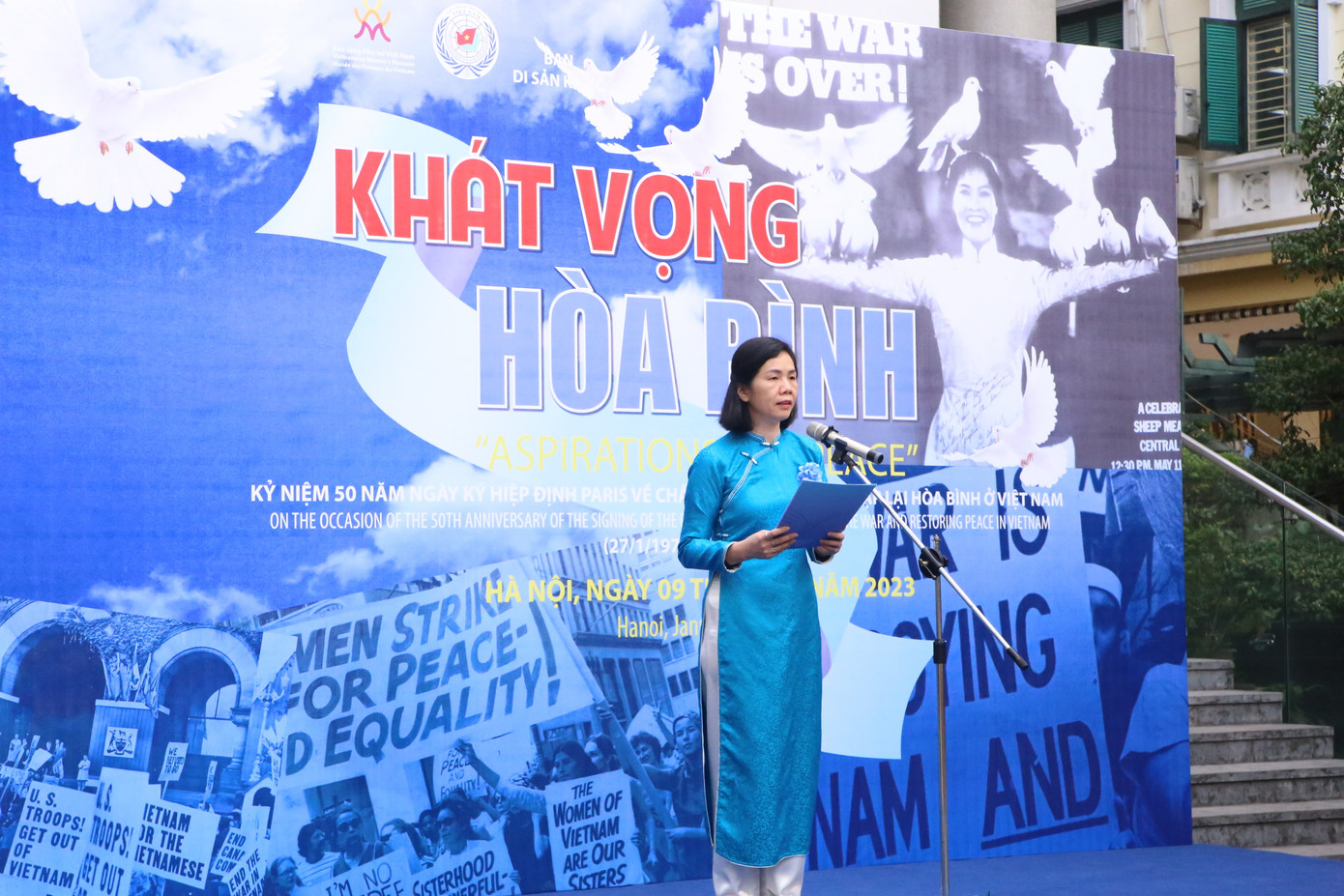 Sáng 9/1, Bảo tàng Phụ nữ Việt Nam tổ chức Khát vọng hòa bình hướng đến kỷ niệm 50 năm Ngày ký kết Hiệp định Paris về chấm dứt chiến tranh, lập lại hòa bình ở Việt Nam, kỷ niệm 93 năm thành lập Đảng Cộng sản Việt Nam. Phát biểu khai mạc, bà Nguyễn Thị Minh Hương - Phó Chủ tịch Hội Liên Hiệp Phụ nữ Việt Nam - bày tỏ sự tin tưởng vào những hành động thiết thực để đoàn kết đấu tranh và vun đắp vì một nền hòa bình chung cho mọi quốc gia, dân tộc, đặc biệt là cho phụ nữ, trẻ em trên toàn thế giới. Sáng 9/1, Bảo tàng Phụ nữ Việt Nam tổ chức Khát vọng hòa bình hướng đến kỷ niệm 50 năm Ngày ký kết Hiệp định Paris về chấm dứt chiến tranh, lập lại hòa bình ở Việt Nam, kỷ niệm 93 năm thành lập Đảng Cộng sản Việt Nam. Phát biểu khai mạc, bà Nguyễn Thị Minh Hương - Phó Chủ tịch Hội Liên Hiệp Phụ nữ Việt Nam - bày tỏ sự tin tưởng vào những hành động thiết thực để đoàn kết đấu tranh và vun đắp vì một nền hòa bình chung cho mọi quốc gia, dân tộc, đặc biệt là cho phụ nữ, trẻ em trên toàn thế giới.