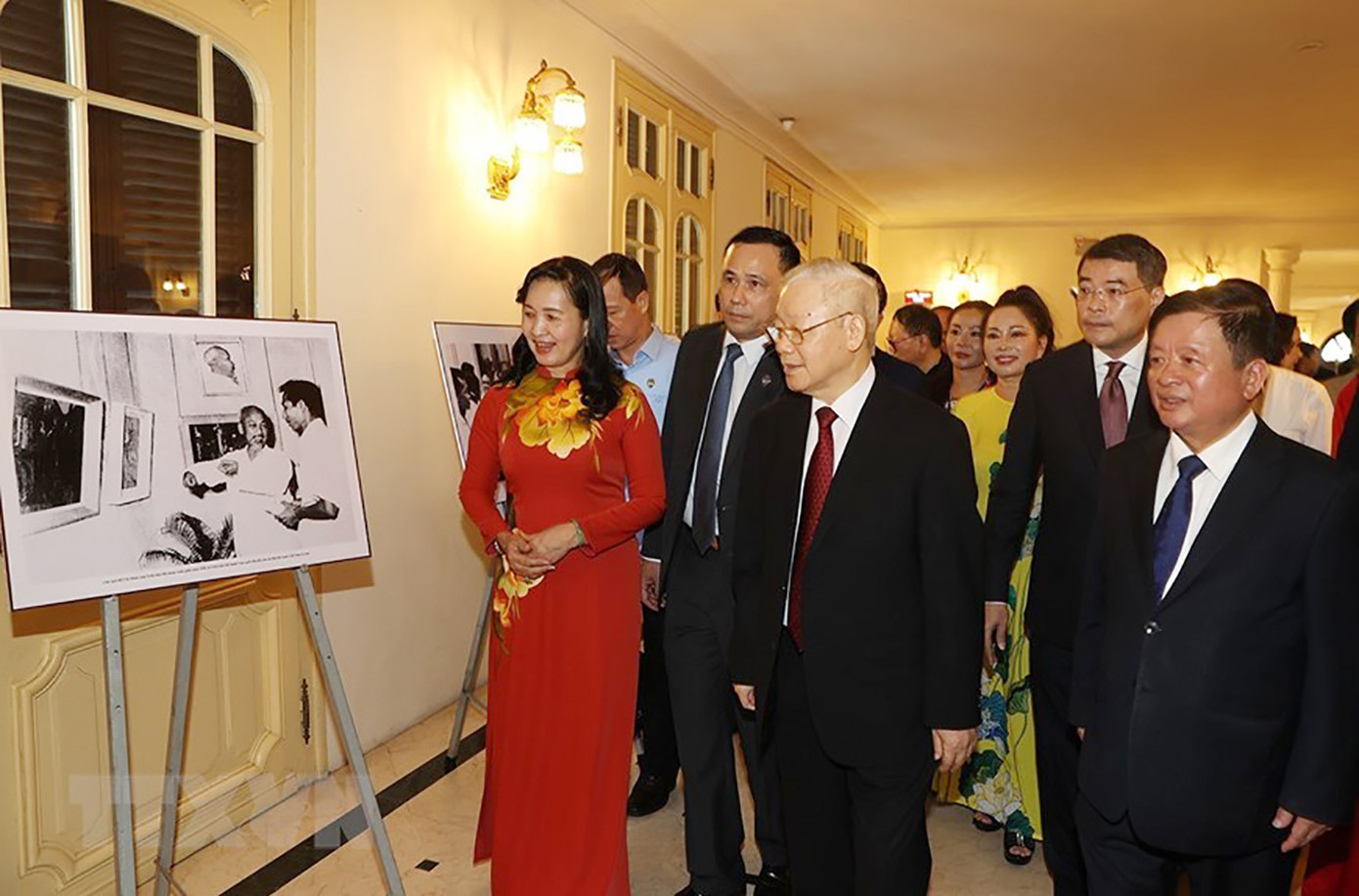 Tổng Bí thư Nguyễn Phú Trọng cùng đoàn đại biểu xem những bức ảnh đặc sắc về 75 năm hình thành và phát triển của Liên hiệp các Hội Văn học nghệ thuật Việt Nam. Trải qua 75 năm hình thành và phát triển, Liên hiệp các Hội Văn học nghệ thuật Việt Nam đồng hành với dân tộc, đi qua các chặng đường lịch sử như kháng chiến chống Pháp (1946 - 1954), kháng chiến chống Mỹ (1954 - 1975), thống nhất đất nước, xây dựng chủ nghĩa xã hội, tiến hành công cuộc đổi mới xây dựng và bảo vệ Tổ quốc. Hiện Liên hiệp tập hợp hơn 40.000 văn nghệ sĩ thuộc 5 thế hệ gồm các chuyên ngành: văn học, sân khấu, mỹ thuật, âm nhạc, nhiếp ảnh, điện ảnh, kiến trúc, múa, văn nghệ dân gian, văn nghệ các dân tộc thiểu số. Ảnh: TTXVN.