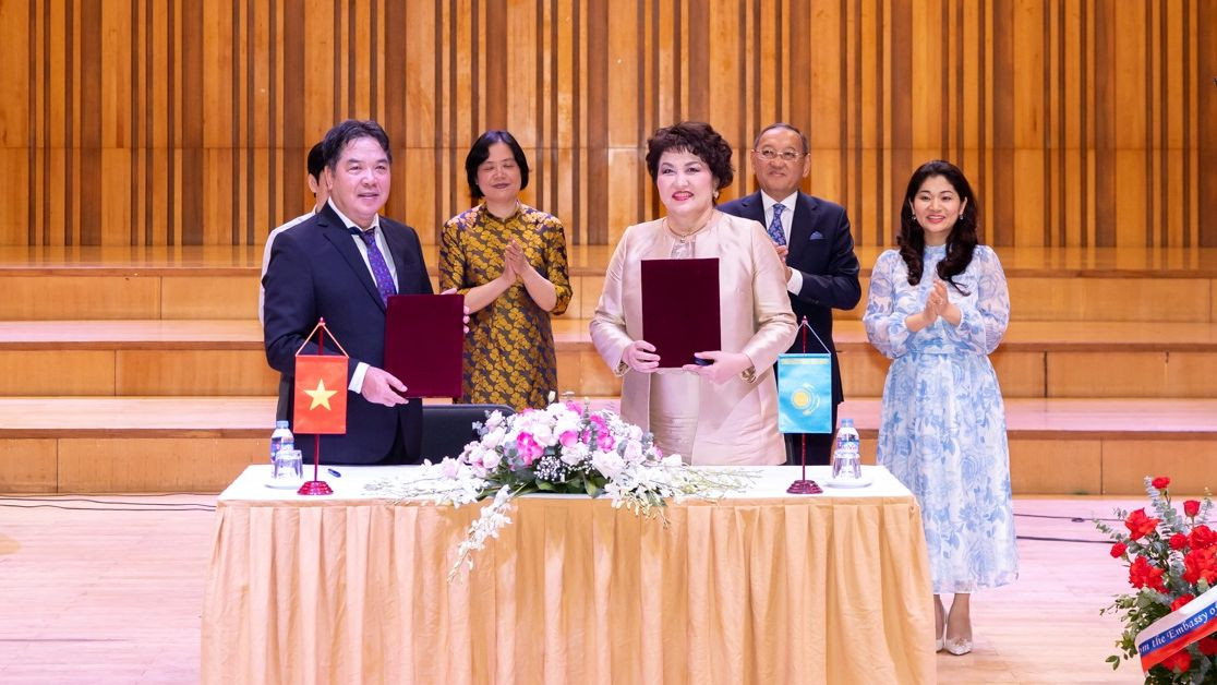 Đại diện Học viện Âm nhạc quốc gia Việt Nam và Đại học Nghệ thuật quốc gia Kazakhstan ký kết Biên bản ghi nhớ hợp tác. Đại diện Học viện Âm nhạc quốc gia Việt Nam và Đại học Nghệ thuật quốc gia Kazakhstan ký kết Biên bản ghi nhớ hợp tác.