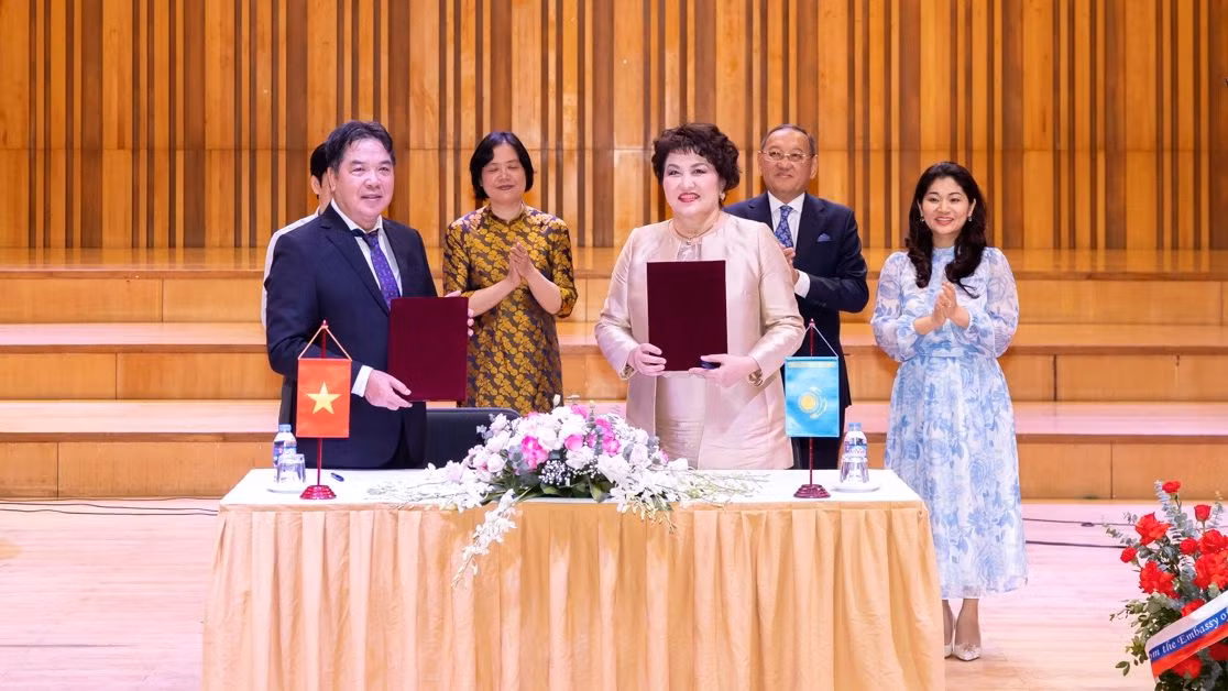 Đại diện Học viện Âm nhạc quốc gia Việt Nam và Đại học Nghệ thuật quốc gia Kazakhstan ký kết Biên bản ghi nhớ hợp tác. Đại diện Học viện Âm nhạc quốc gia Việt Nam và Đại học Nghệ thuật quốc gia Kazakhstan ký kết Biên bản ghi nhớ hợp tác.