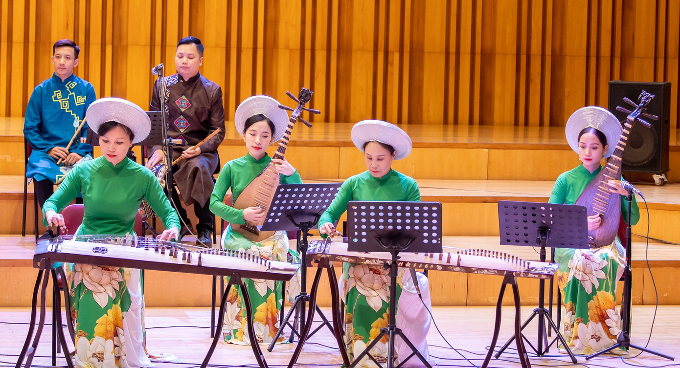 Chương trình còn có sự tham gia của các nghệ sĩ Kazakhstan và nhiều nghệ sĩ Học viện Âm nhạc quốc gia Việt Nam. Chương trình còn có sự tham gia của các nghệ sĩ Kazakhstan và nhiều nghệ sĩ Học viện Âm nhạc quốc gia Việt Nam.