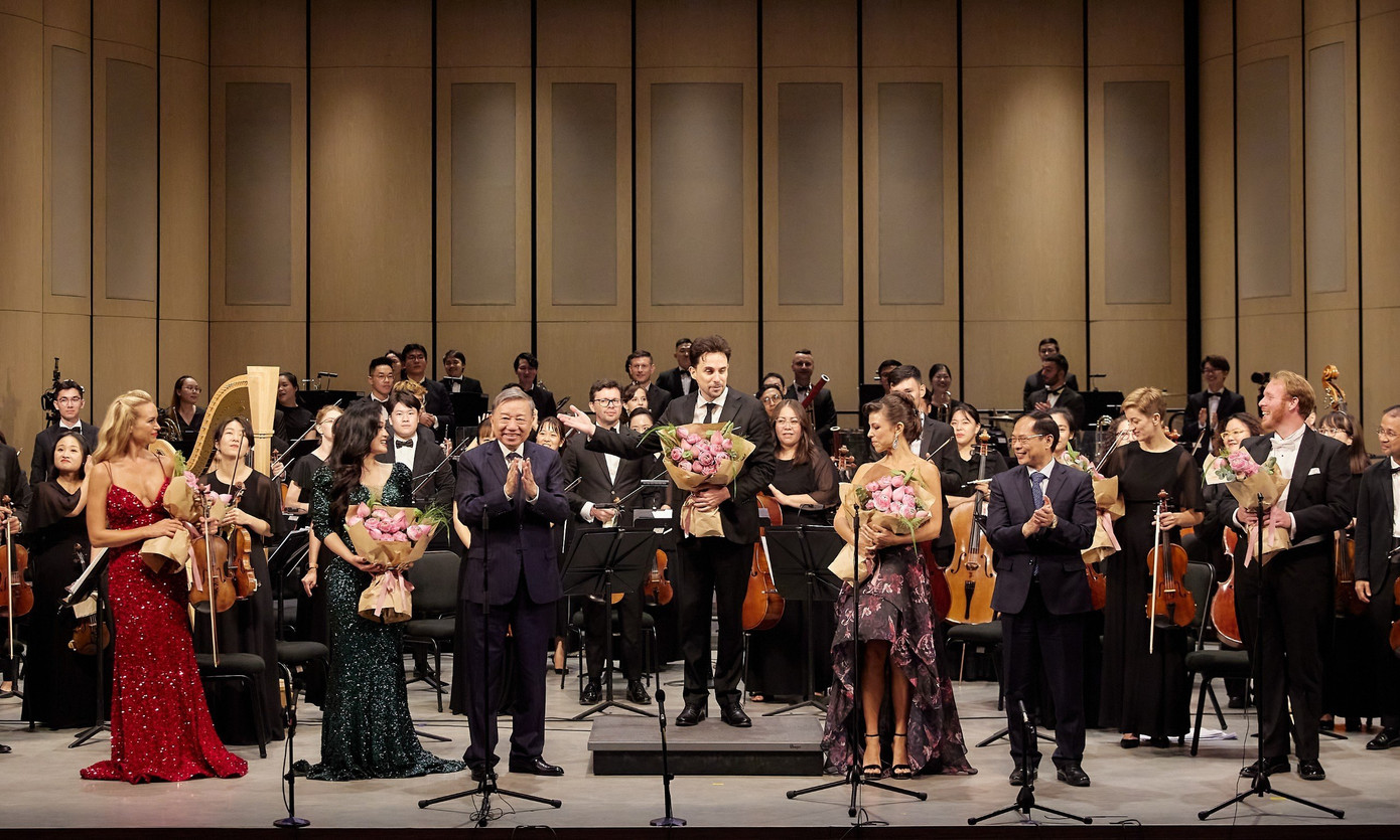 Đại tướng Tô Lâm, Ủy viên Bộ Chính trị, Bộ trưởng Bộ Công an tặng hoa cảm ơn nhạc trưởng Olivier Ochanine và các nghệ sĩ.