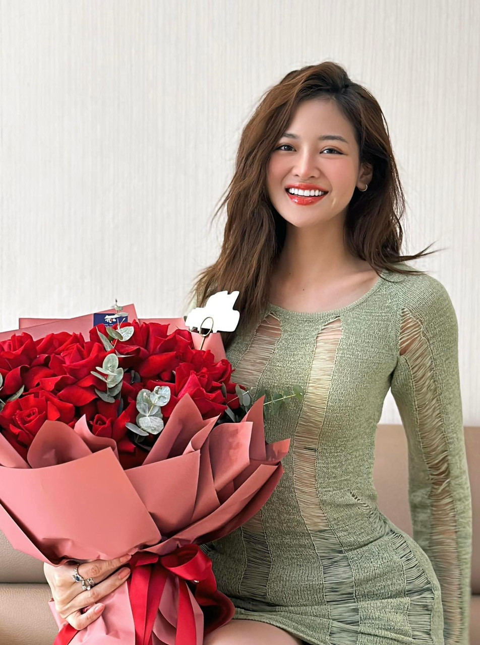 Diễn viên Thùy Anh tiết lộ dịp 8/3 hàng năm thường bận rộn quay phim. Thùy Anh dành thời gian cho công việc nhiều hơn là lên kế hoạch đi chơi. “Thật ra tôi không quá coi trọng việc phải kỷ niệm hay tổ chức ăn mừng vào các ngày lễ. Đôi khi chỉ cần được ở bên cạnh bạn bè ăn uống như ngày bình thường thôi Thùy Anh cũng cảm thấy vui rồi”, nữ diễn viên chia sẻ.