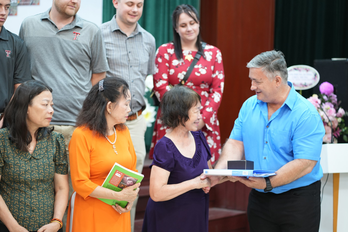 Dịp này, đại diện thân nhân 5 gia đình liệt sĩ đến từ nhiều vùng miền trên cả nước đến nhận di sản gồm 5 nhật ký và 30 lá thư được viết trong thời gian chiến tranh. Ảnh: Trọng Quân. Dịp này, đại diện thân nhân 5 gia đình liệt sĩ đến từ nhiều vùng miền trên cả nước đến nhận di sản gồm 5 nhật ký và 30 lá thư được viết trong thời gian chiến tranh. Ảnh: Trọng Quân.