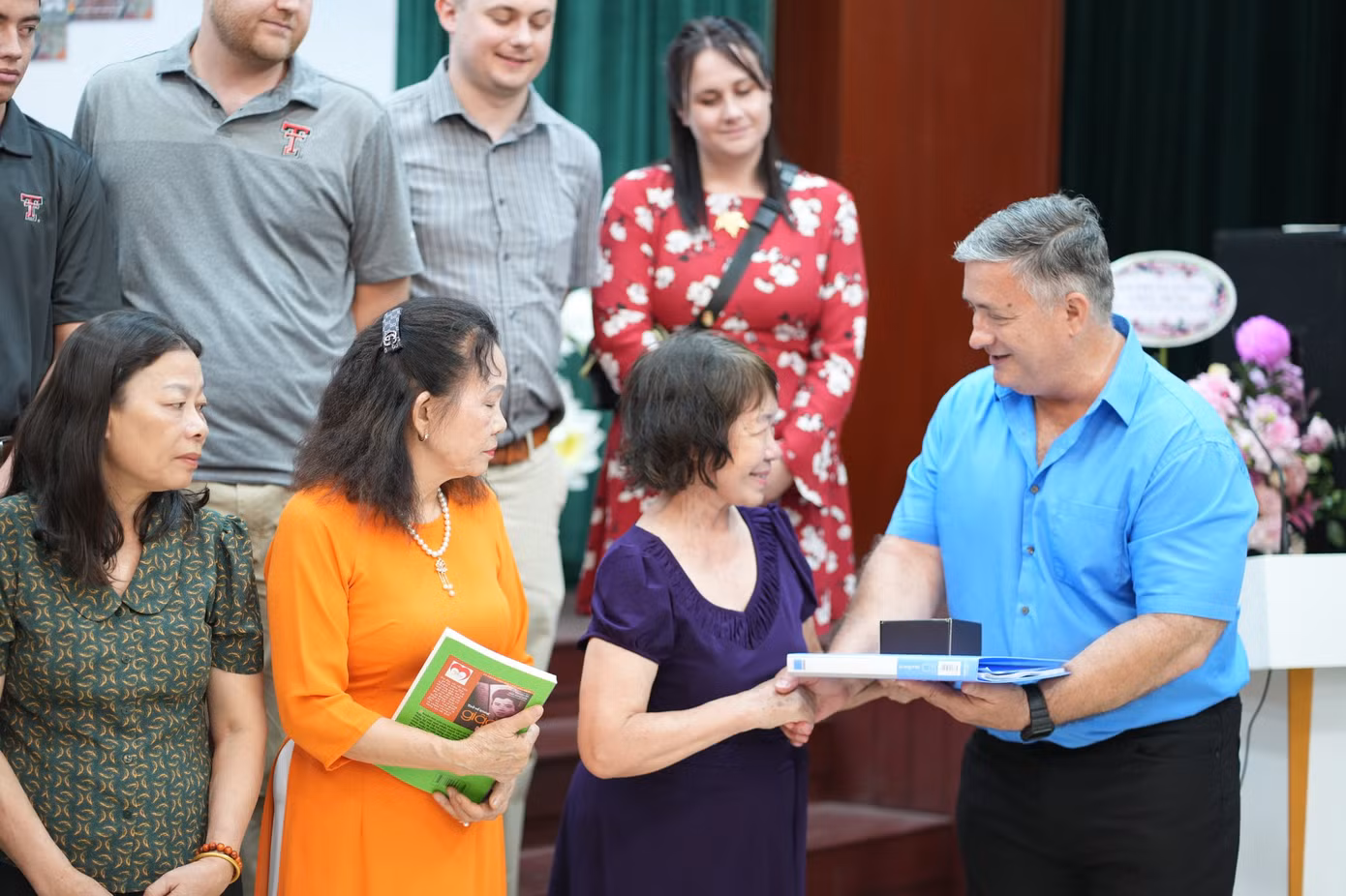 Dịp này, đại diện thân nhân 5 gia đình liệt sĩ đến từ nhiều vùng miền trên cả nước đến nhận di sản gồm 5 nhật ký và 30 lá thư được viết trong thời gian chiến tranh. Ảnh: Trọng Quân. Dịp này, đại diện thân nhân 5 gia đình liệt sĩ đến từ nhiều vùng miền trên cả nước đến nhận di sản gồm 5 nhật ký và 30 lá thư được viết trong thời gian chiến tranh. Ảnh: Trọng Quân.