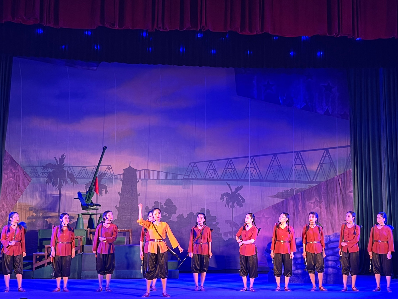 Trích đoạn chèo Những vì sao không tắt của Trung tâm Văn hóa Nghệ thuật tỉnh Hà Nam mở màn đêm thi đầu tiên. Trích đoạn chèo Những vì sao không tắt của Trung tâm Văn hóa Nghệ thuật tỉnh Hà Nam mở màn đêm thi đầu tiên.