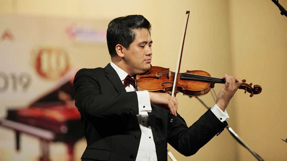 Nghệ sĩ violon Bùi Công Duy tham gia biểu diễn trong buổi hòa nhạc Đất nước niềm vui.