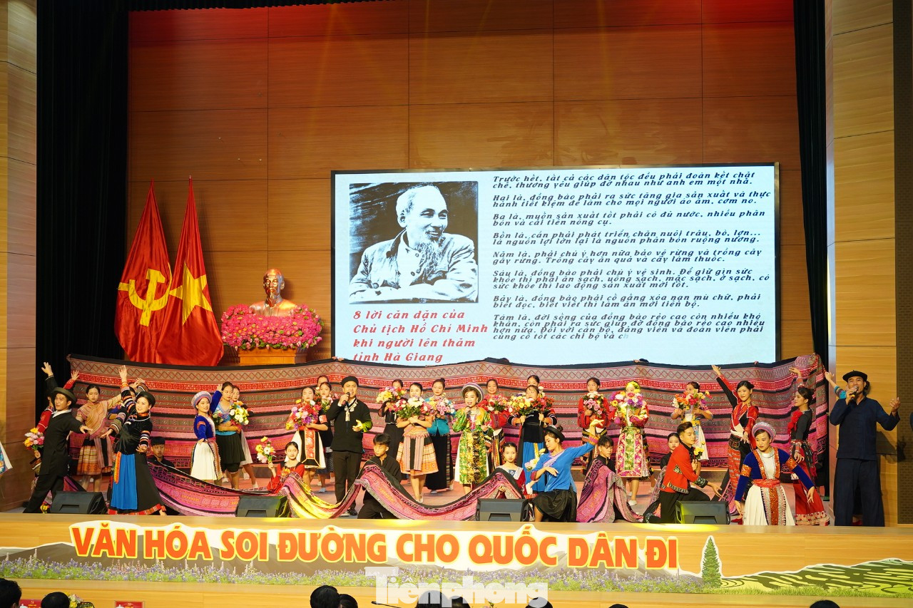 Những tiết mục dân ca, dân vũ của người dân tộc thuộc tỉnh Hà Giang là một trong những giá trị văn hóa thu hút khách du lịch. Những tiết mục dân ca, dân vũ của người dân tộc thuộc tỉnh Hà Giang là một trong những giá trị văn hóa thu hút khách du lịch.