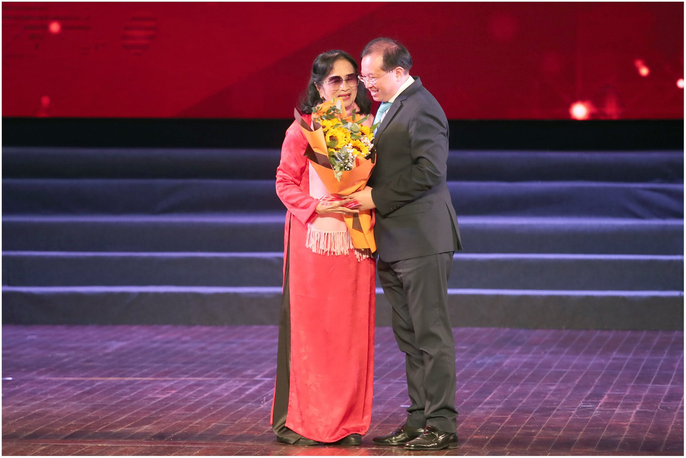 Thứ trưởng Bộ VHTTDL tặng hoa cho NSND Trà Giang. Ảnh: TUẤN MINH. Thứ trưởng Bộ VHTTDL tặng hoa cho NSND Trà Giang. Ảnh: TUẤN MINH.