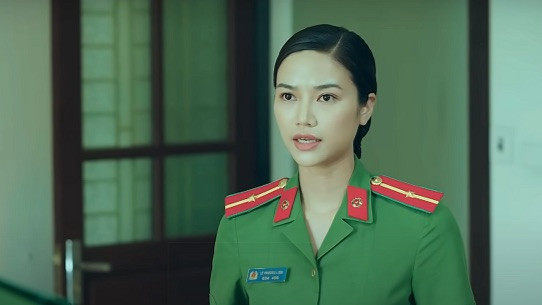 Sau vai diễn Thiếu uý công an, nữ diễn viên Anh Đào chào sân điện ảnh với vai nữ chính trong phim Hồng Hà nữ sĩ. Sau vai diễn Thiếu uý công an, nữ diễn viên Anh Đào chào sân điện ảnh với vai nữ chính trong phim Hồng Hà nữ sĩ.