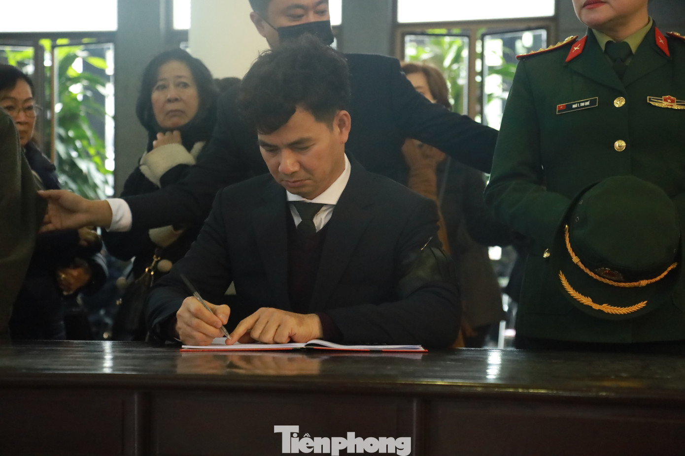 NSƯT Xuân Bắc thay mặt cán bộ, nhân viên, nghệ sĩ Nhà hát Kịch Việt Nam viết những lời cuối dành cho NSND Doãn Hoàng Giang. &quot;Cầu mong thầy siêu thoát và luôn phù hộ cho các thế hệ nghệ sĩ trẻ, nền sân khấu của Việt Nam phát triển. Mãi nhớ về thầy, đạo diễn NSND Doãn Hoàng Giang&quot;, anh viết. Ảnh: TRỌNG TÀI.