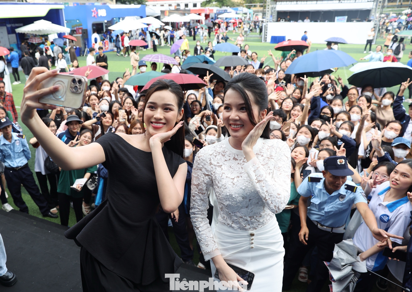 Đỗ Thị Hà và Huỳnh Thúy Vi dành thời gian giao lưu, chụp ảnh cùng người hâm mộ.