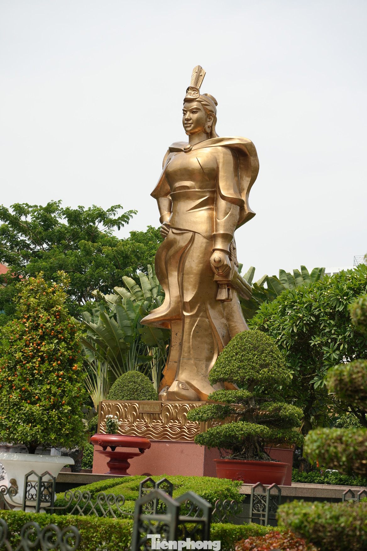 Lê Chân vốn người làng An Biên, huyện Đông Triều, phủ Kinh Môn, xứ Hải Dương. Khi Hai Bà Trưng dấy binh khởi nghĩa, Lê Chân cùng nghĩa quân lập được nhiều chiến công vang dội. Sau này Mã Viện đem thêm lực lượng tới tấn công, nghĩa quân không thể bảo toàn được lực lượng, bà đã phải tuẫn tiết để bảo toàn danh dự. Sau khi bà tuẫn tiết, nhân dân An Biên (phường An Biên, quận Lê Chân ngày nay) dựng đền thờ ở xứ Đồng Mạ (khu vực đền Nghè bây giờ).