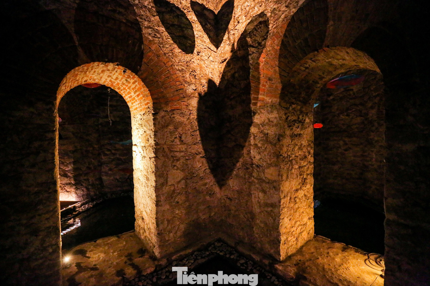 Tháp nước hàng Đậu ra đời cùng với nhà máy nước Yên Phụ với mục đích cung cấp nước sạch cho người dân. Nước từ nhà máy được đưa lên hai tháp để phân phối theo ống đi khắp thành phố. Lâu nay, tháp nước không được sử dụng và bị bỏ hoang.