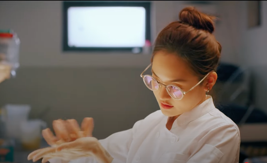 Ly (Thùy Anh) trổ tài làm bánh wagashi (loại bánh truyền thống của Nhật). Ảnh: CMH.