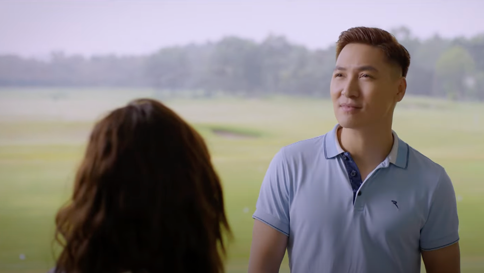 Để lấy lòng Ly (Thùy Anh), Quy (Mạnh Trường) mạnh dạn khoe gia thế của bản thân. Ảnh: CMH.